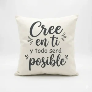 Cojín cuadrado de 30x30 cm color crudo con la frase Cree en ti y todo será posible en letras negras