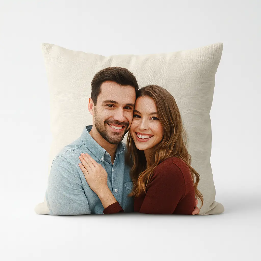 Cojín personalizado de color claro con la foto de una pareja abrazada, impreso por sublimación sobre fondo blanco