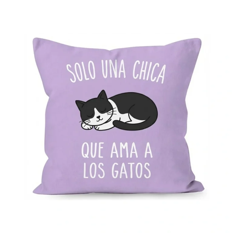 Cojín lila con dibujo de un gato blanco y negro durmiendo y la frase Solo una chica que ama a los gatos