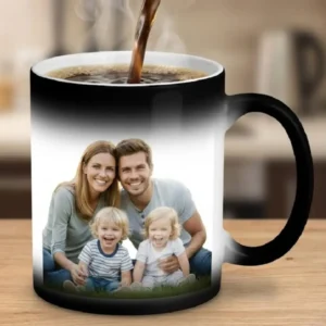 Detalle de taza mágica personalizada mostrando foto familiar zoom