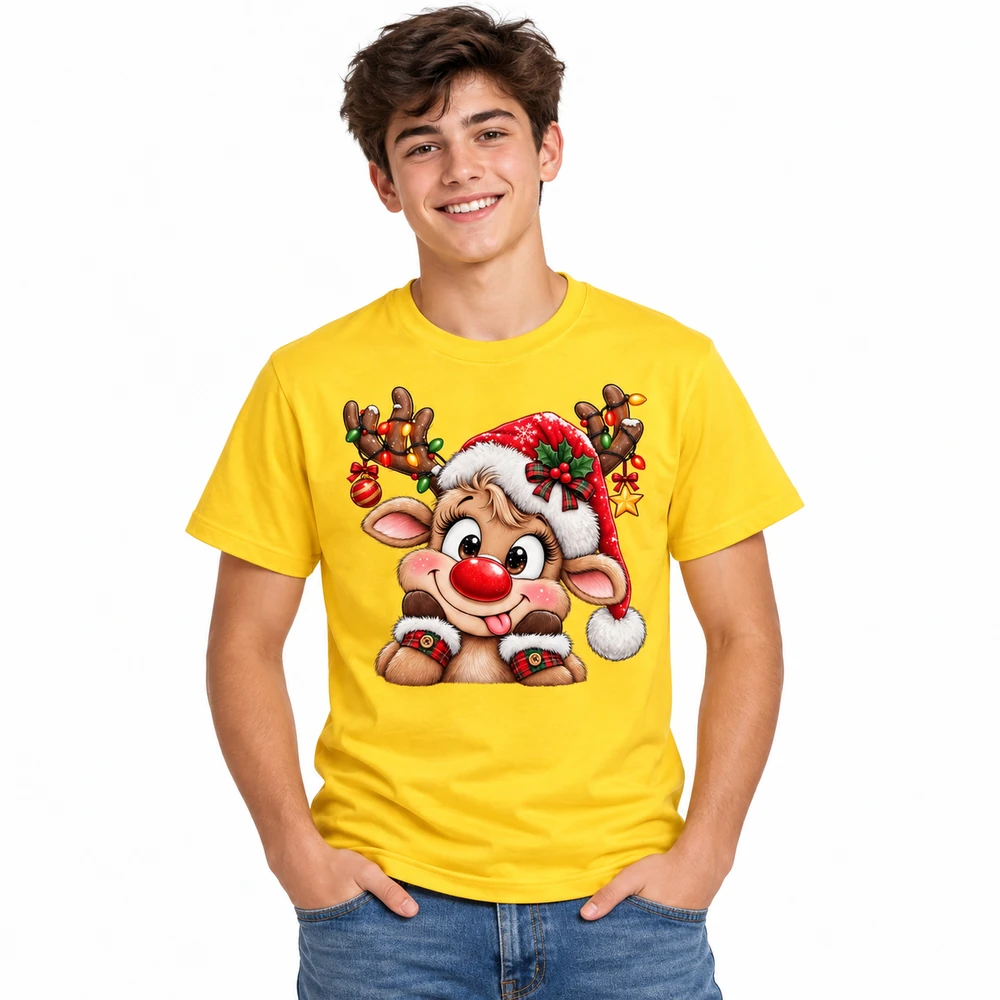 Adolescente con camiseta navideña amarilla estampada con un reno de nariz roja, sobre fondo blanco.
