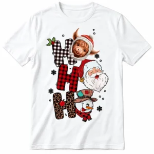 Camiseta navideña blanca Ho Ho Ho con vaca escocesa, Santa Claus y muñeco de nieve.