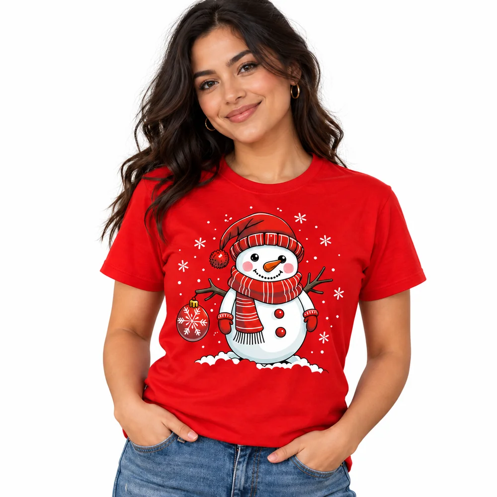 Mujer con camiseta navideña roja estampada con un muñeco de nieve y pantalón vaquero sobre fondo blanco.