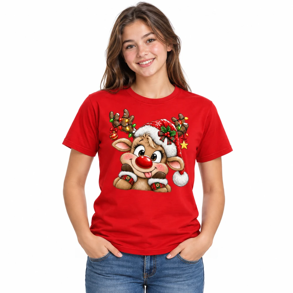 Adolescente con camiseta navideña roja con reno de nariz roja y gorro de Santa, sobre fondo blanco.