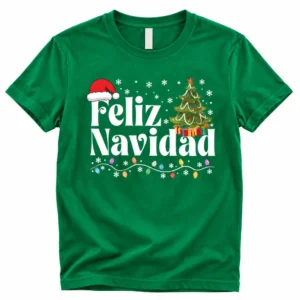 Camiseta navideña verde con estampado Feliz Navidad en blanco, árbol con regalos, gorro de Santa y luces de colores.