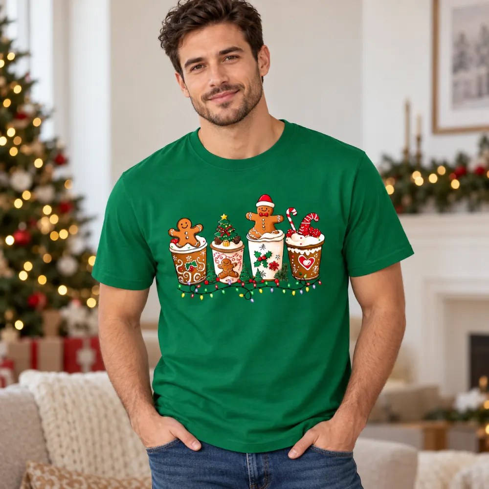 Hombre con camiseta navideña verde estampada con vasos, galletas de jengibre y dulces, en un ambiente decorado para Navidad.