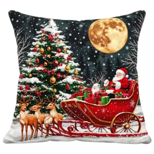 Cojín navideño con Santa Claus en un trineo rojo, regalos, renos y un árbol nevado bajo la luna llena, sobre fondo blanco.