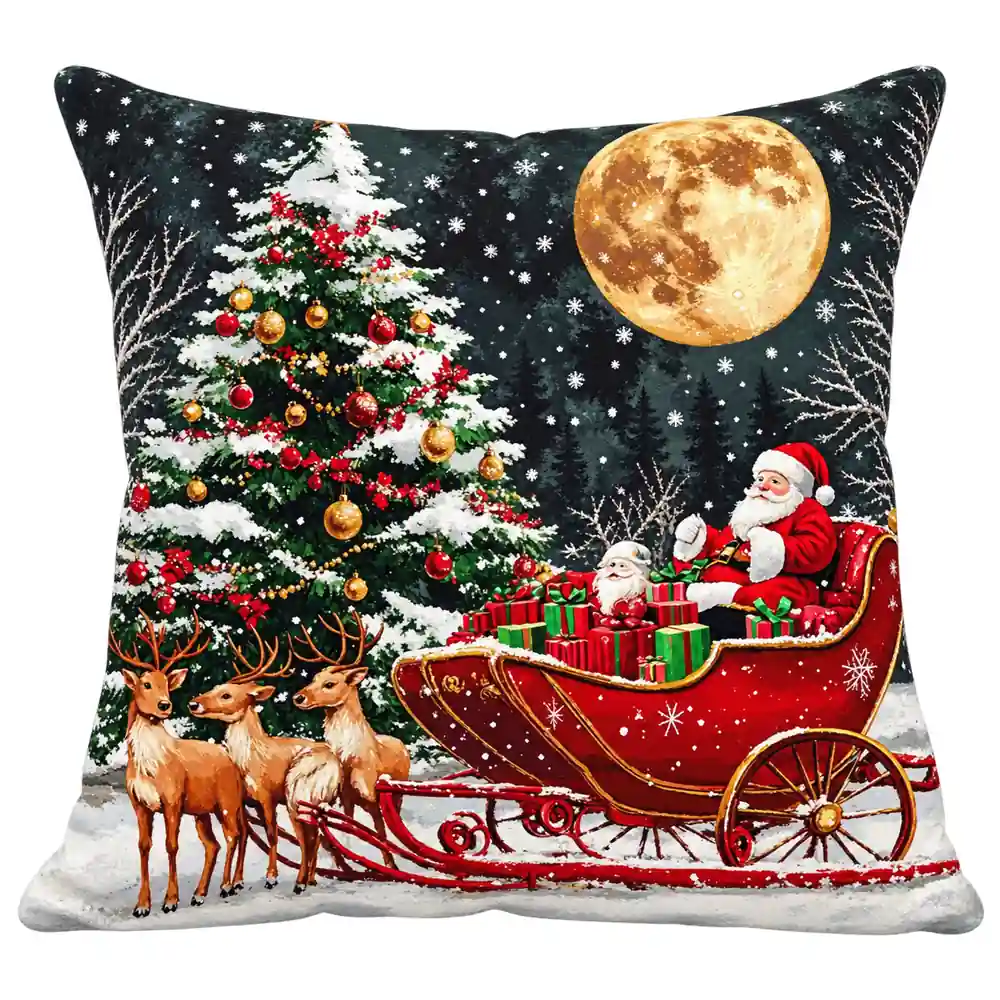 Cojín navideño con Santa Claus en un trineo rojo, regalos, renos y un árbol nevado bajo la luna llena, sobre fondo blanco.