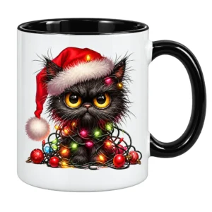 Taza blanca con asa e interior negros, estampada con un gato negro de ojos dorados, gorro rojo y luces navideñas.