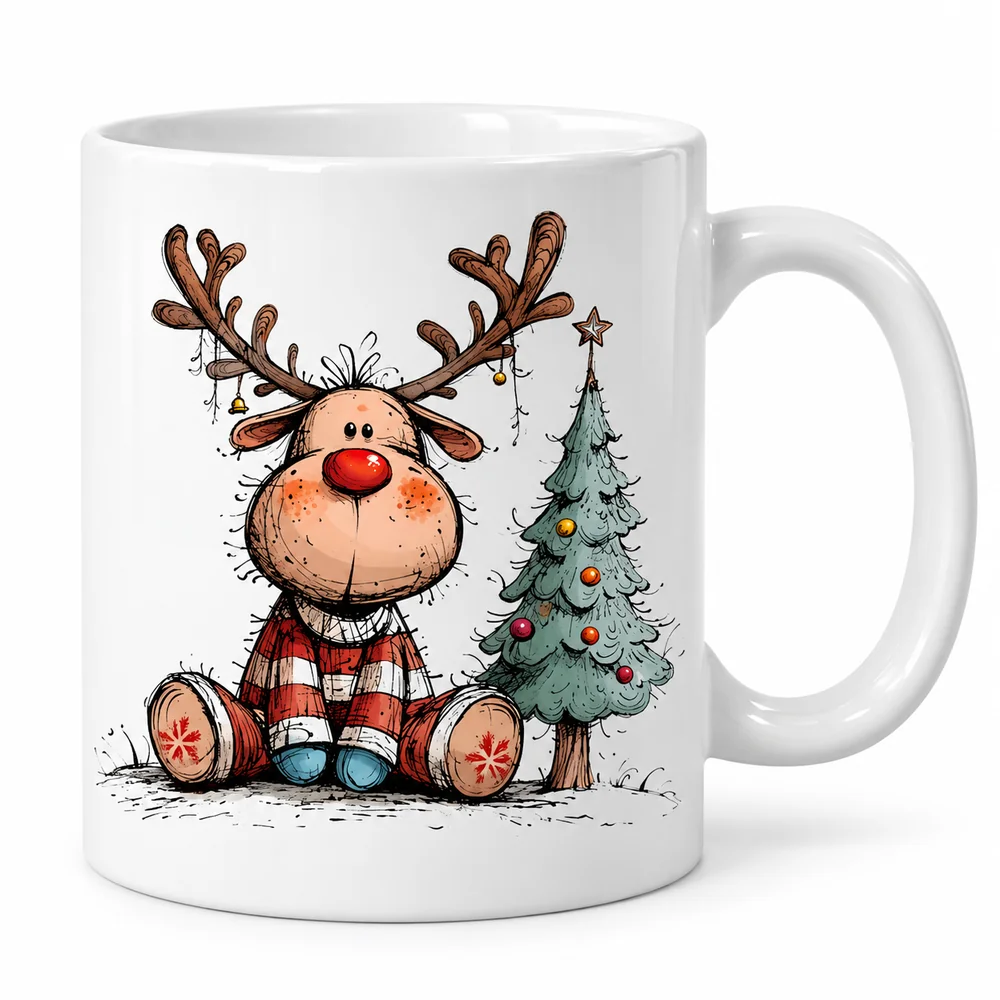 Taza navideña blanca con un reno de nariz roja sentado junto a un árbol de Navidad decorado.